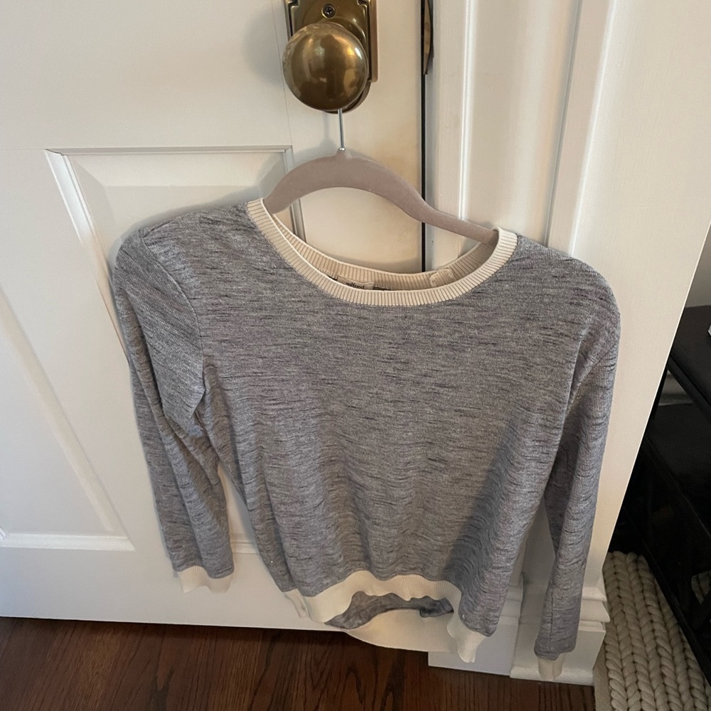 Great basic sweater. Perfect condition
